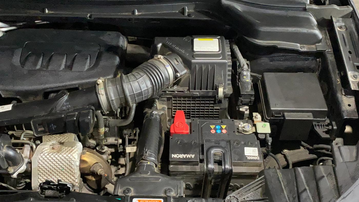 2023 Mahindra XUV300 W6 1.2 PETROL, Petrol, Manual, 8,518 km, Engine View - Left