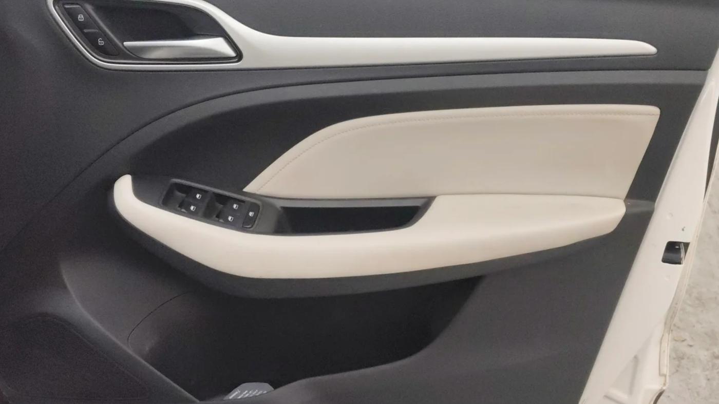 2023 MG ASTOR SUPER 1.5 MT, Petrol, Manual, 16,248 km, Driver Side Door Panels Control