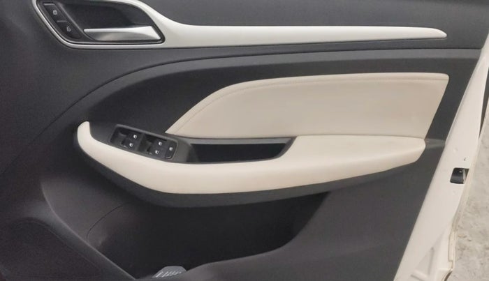 2023 MG ASTOR SUPER 1.5 MT, Petrol, Manual, 16,248 km, Driver Side Door Panels Control