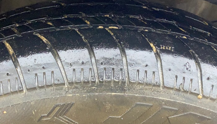 2016 Honda Brio S MT, CNG, Manual, 1,05,546 km, Right Front Tyre Tread