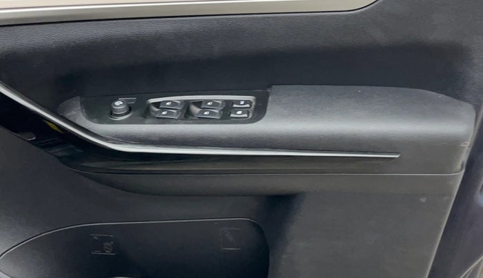 2022 Mahindra XUV700 AX 5 P MT 5 STR, Petrol, Manual, 46,331 km, Driver Side Door Panels Control