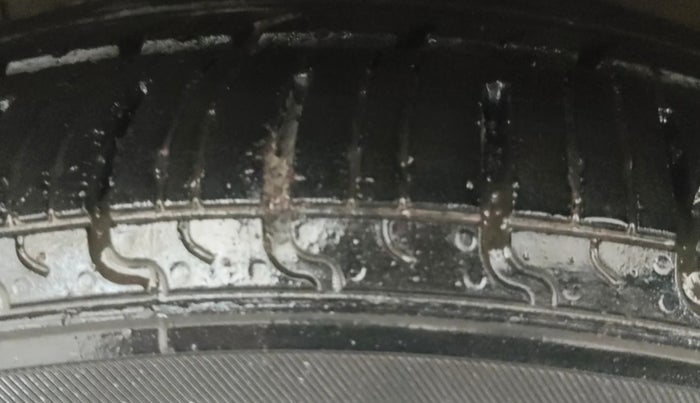 2018 Maruti Ciaz ZETA DIESEL 1.3, Diesel, Manual, 81,188 km, Left Front Tyre Tread