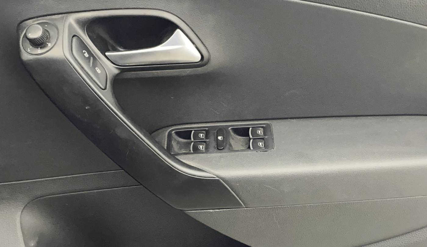 2015 Volkswagen Polo COMFORTLINE 1.5L, Diesel, Manual, 83,146 km, Driver Side Door Panels Control