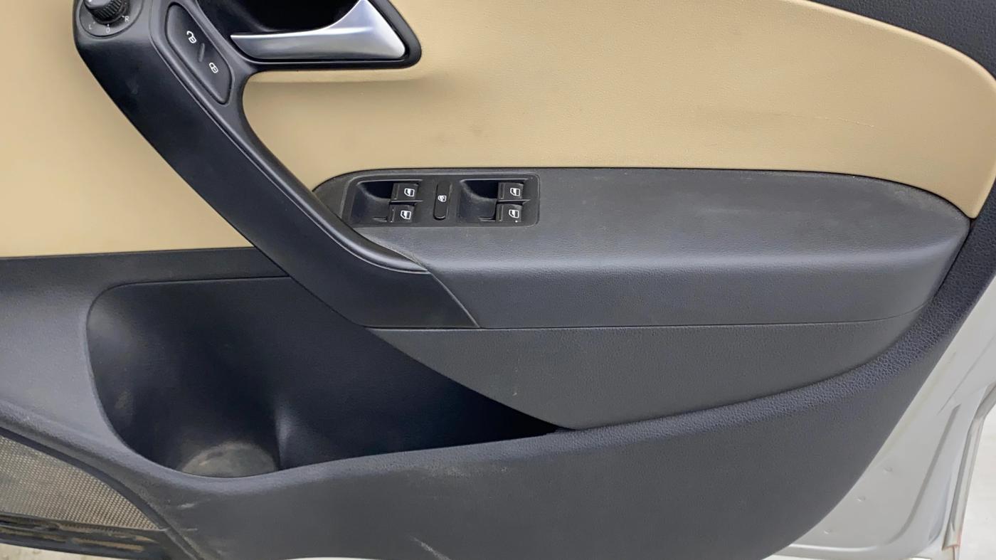 2015 Volkswagen Polo HIGHLINE1.2L, Petrol, Manual, 1,05,664 km, Driver Side Door Panels Control