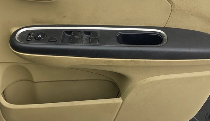 2016 Honda Amaze 1.2L I-VTEC VX, Petrol, Manual, 1,00,067 km, Driver Side Door Panels Control