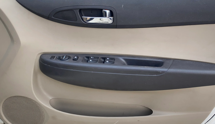 2013 Hyundai i20 SPORTZ 1.2, Petrol, Manual, 35,215 km, Driver Side Door Panels Control