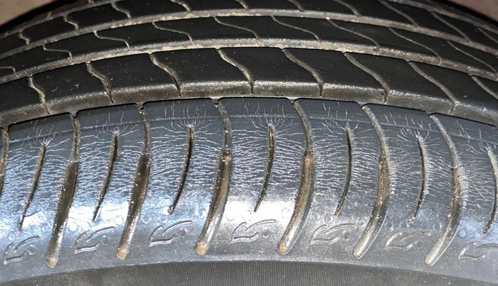 2021 Mahindra XUV300 W8(O) 1.2 PETROL DUAL TONE, Petrol, Manual, 5,206 km, Left Front Tyre Tread