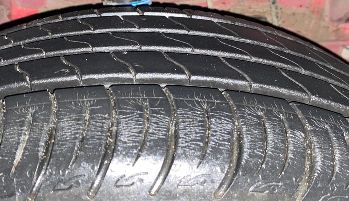 2021 Mahindra XUV300 W8(O) 1.2 PETROL DUAL TONE, Petrol, Manual, 5,206 km, Right Front Tyre Tread