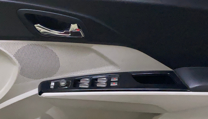 2021 Mahindra XUV300 W8(O) 1.2 PETROL DUAL TONE, Petrol, Manual, 5,206 km, Driver Side Door Panels Control