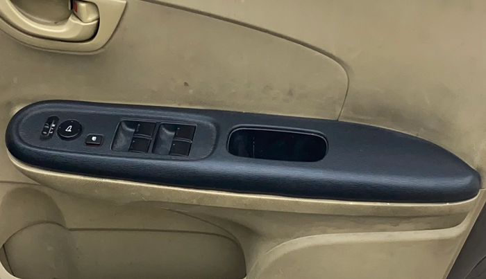 2014 Honda Amaze 1.5L I-DTEC S, Diesel, Manual, 1,19,244 km, Driver Side Door Panels Control