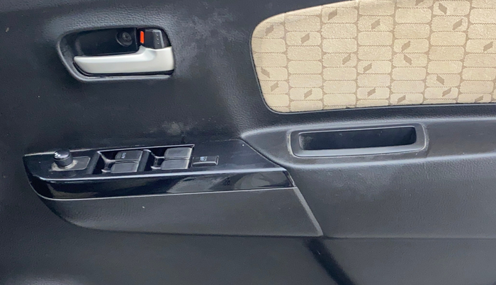 2017 Maruti Wagon R 1.0 VXI (O) AMT, Petrol, Automatic, 60,978 km, Driver Side Door Panels Control