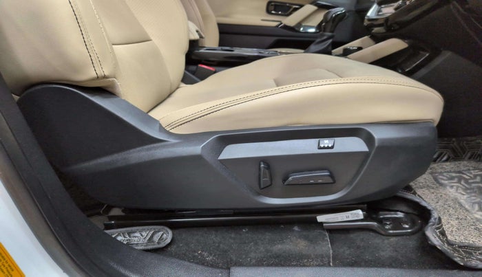 2022 Tata Safari XZA PLUS ADVENTURE, Diesel, Automatic, 16,744 km, Driver Side Adjustment Panel