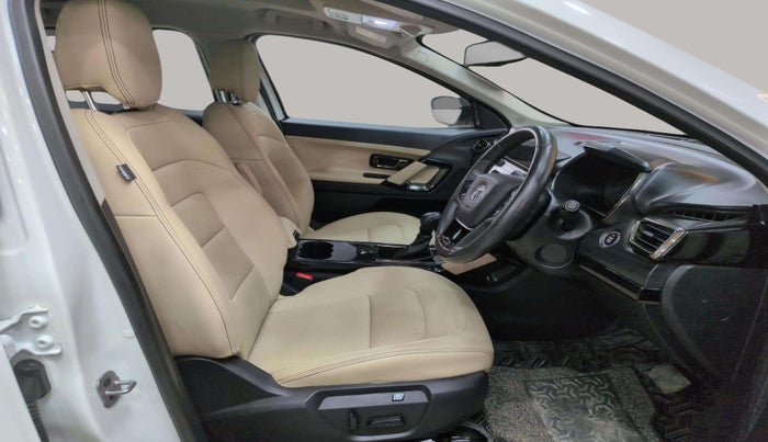 2022 Tata Safari XZA PLUS ADVENTURE, Diesel, Automatic, 16,744 km, Right Side Front Door Cabin