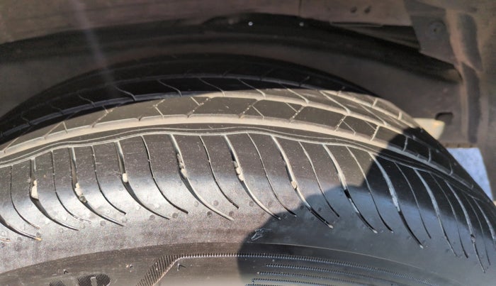 2020 Toyota Innova Crysta 2.4 ZX AT 7 STR, Diesel, Automatic, 95,785 km, Left Front Tyre Tread