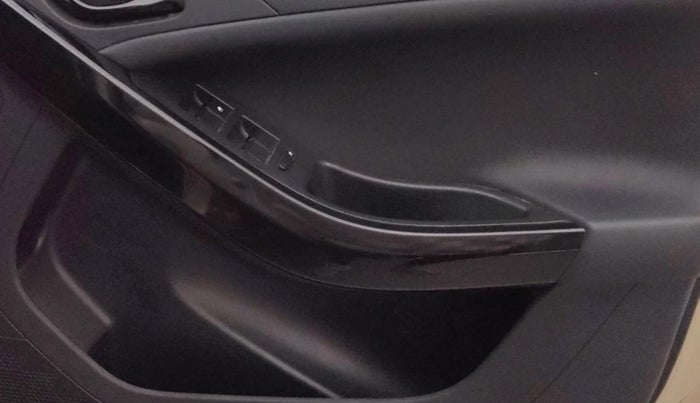 2022 Tata NEXON XZA PLUS (PREMIUM) KAZIRANGA PETROL, Petrol, Automatic, 52,830 km, Driver Side Door Panels Control