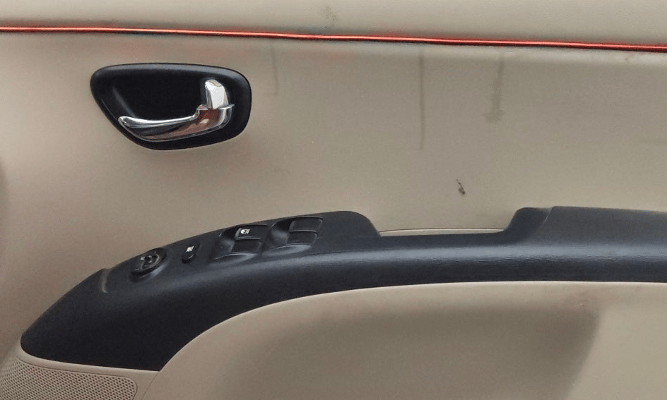 2012 Hyundai i10 ASTA 1.2 AT SUNROOF, CNG, Automatic, 1,17,801 km, Driver Side Door Panels Control