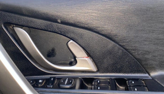 2019 Mahindra XUV500 W9, Diesel, Manual, 56,437 km, Driver Side Door Panels Control