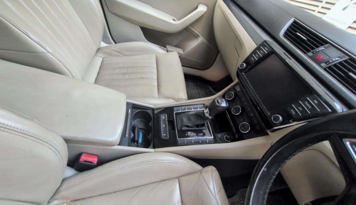 2017 Skoda Superb STYLE 1.8 TSI AT, Petrol, Automatic, 59,623 km, Gear Lever