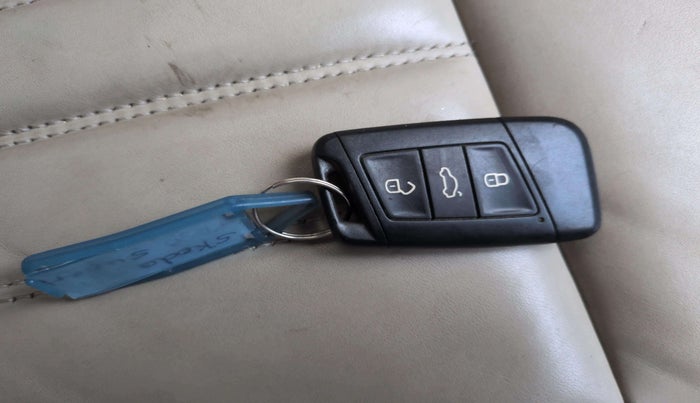 2017 Skoda Superb STYLE 1.8 TSI AT, Petrol, Automatic, 59,623 km, Key Close Up