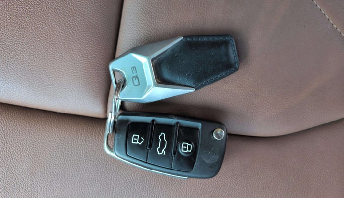 2024 Audi Q3 PREMIUM PLUS 40 TFSI, Petrol, Automatic, 10,737 km, Key Close Up