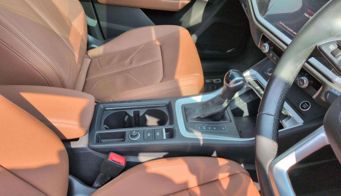 2024 Audi Q3 PREMIUM PLUS 40 TFSI, Petrol, Automatic, 10,737 km, Gear Lever