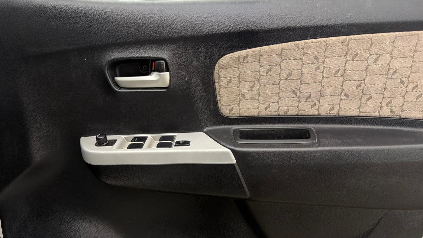 2016 Maruti Wagon R 1.0 VXI, Petrol, Manual, 53,739 km, Driver Side Door Panels Control