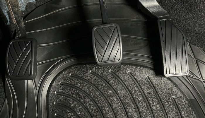 2015 Maruti Swift VXI, Petrol, Manual, 1,04,882 km, Pedals