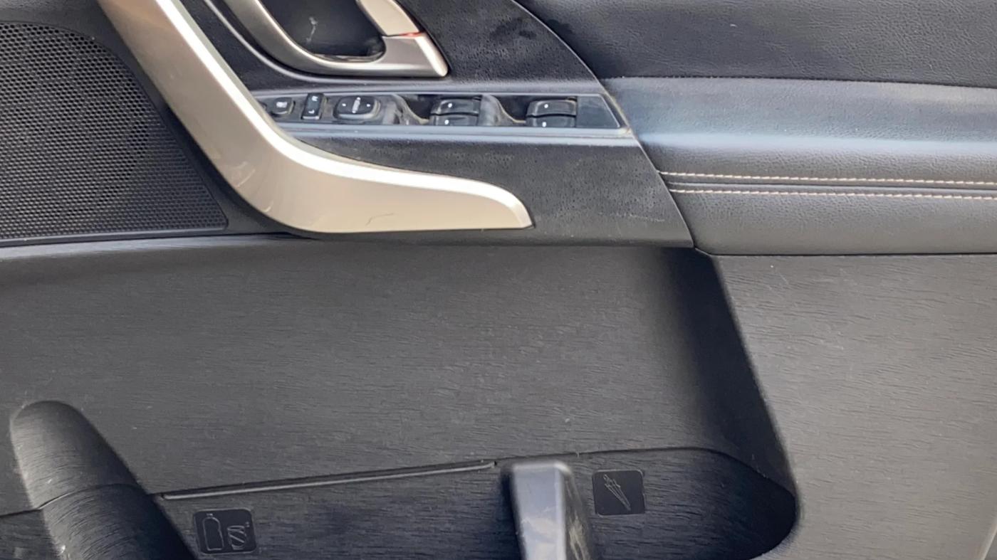 2021 Mahindra XUV500 W11 AT, Diesel, Automatic, 70,007 km, Driver Side Door Panels Control