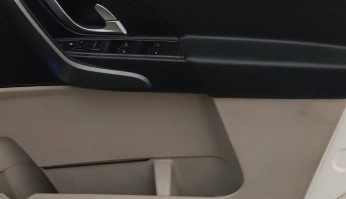 2015 Mahindra XUV500 W8, Diesel, Manual, 1,14,318 km, Driver Side Door Panels Control