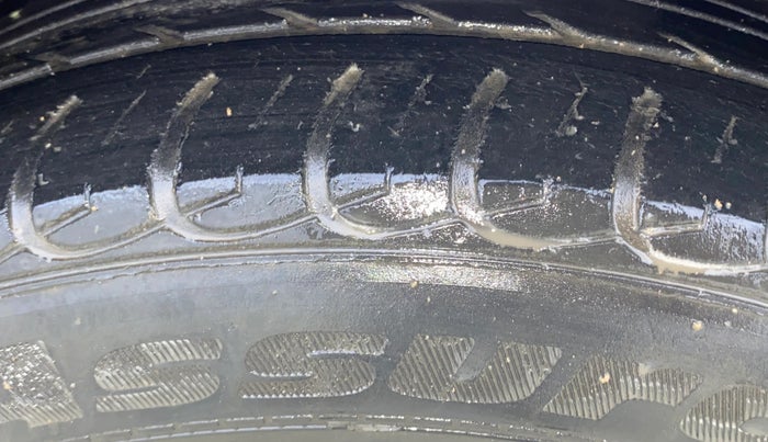 2012 Hyundai New Elantra 1.6 S MT DIESEL, Diesel, Manual, 1,29,639 km, Right Front Tyre Tread