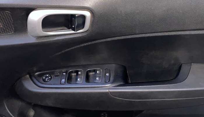 2022 Hyundai VENUE S (O) MT 1.5 CRDI, Diesel, Manual, 52,748 km, Driver Side Door Panels Control