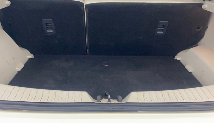 2021 Mahindra XUV300 W8 (O) 1.2 PETROL, Petrol, Manual, 1,22,520 km, Boot Inside