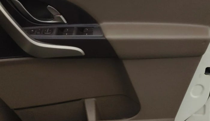 2017 Mahindra XUV500 W6, Diesel, Manual, 96,266 km, Driver Side Door Panels Control