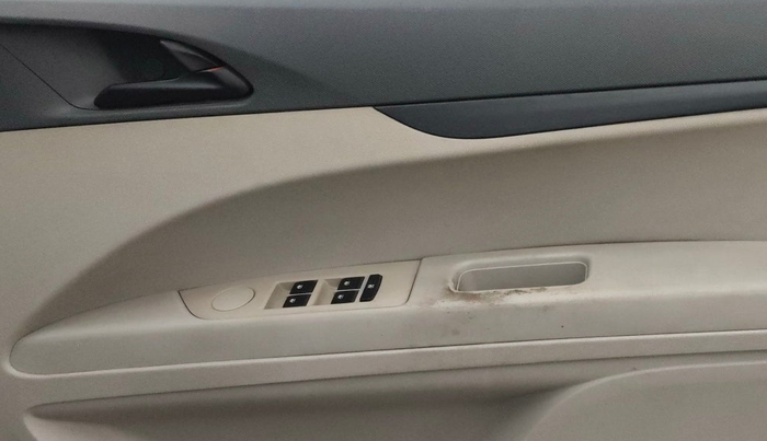 2018 Mahindra MARAZZO M2 7STR, Diesel, Manual, 85,222 km, Driver Side Door Panels Control