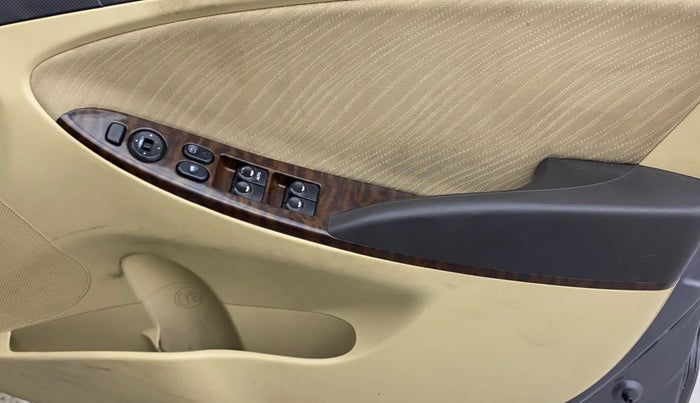 2015 Hyundai Verna FLUIDIC 1.6 CRDI S 4S, Diesel, Manual, 1,11,010 km, Driver Side Door Panels Control