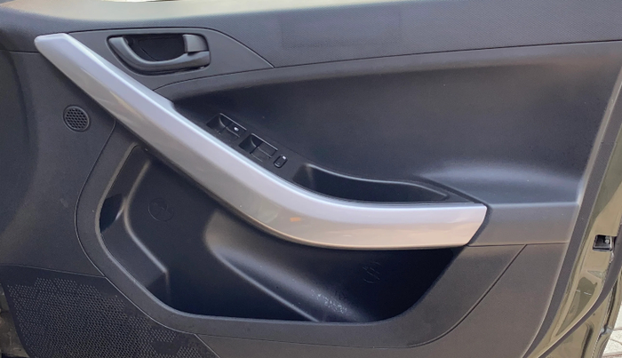 2022 Tata NEXON XMA SUNROOF PETROL, Petrol, Automatic, 14,217 km, Driver Side Door Panels Control