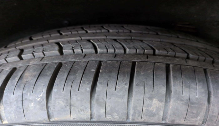 2019 Mahindra ALTURAS G4 4WD AT, Diesel, Automatic, 95,866 km, Left Front Tyre Tread