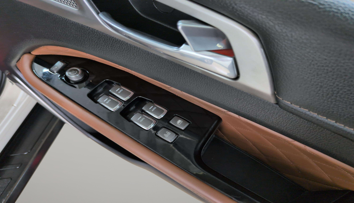 2019 Mahindra ALTURAS G4 4WD AT, Diesel, Automatic, 95,866 km, Driver Side Door Panels Control