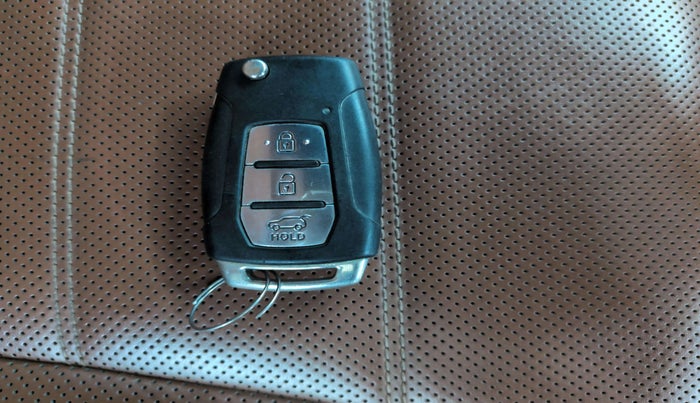 2019 Mahindra ALTURAS G4 4WD AT, Diesel, Automatic, 95,866 km, Key Close Up