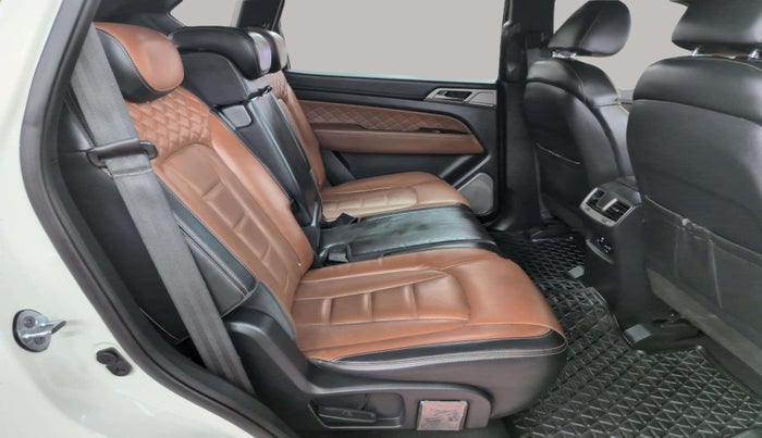 2019 Mahindra ALTURAS G4 4WD AT, Diesel, Automatic, 95,866 km, Right Side Rear Door Cabin