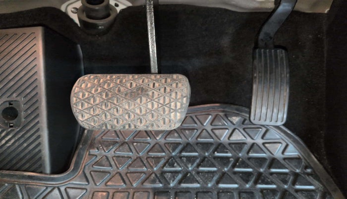 2019 Mahindra ALTURAS G4 4WD AT, Diesel, Automatic, 95,866 km, Pedals