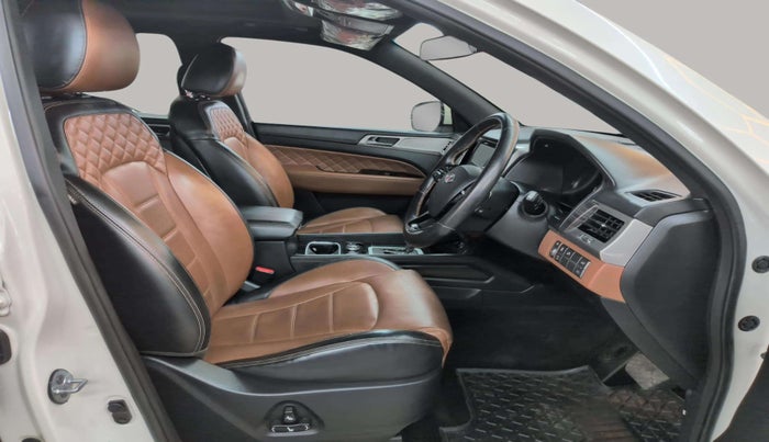 2019 Mahindra ALTURAS G4 4WD AT, Diesel, Automatic, 95,866 km, Right Side Front Door Cabin