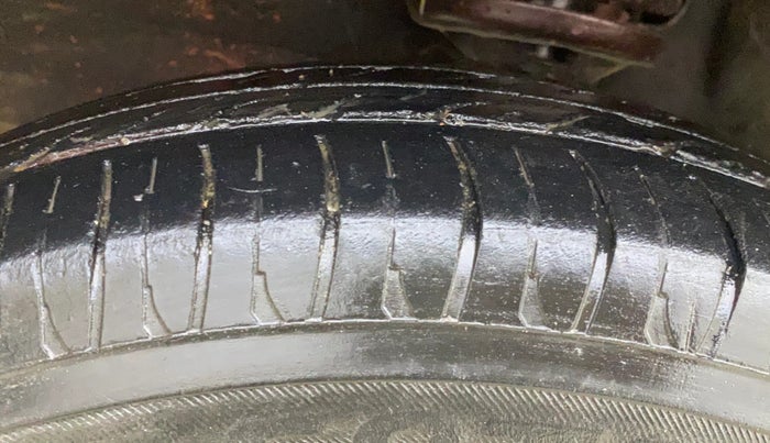 2013 Maruti Wagon R 1.0 VXI, CNG, Manual, 65,863 km, Left Front Tyre Tread