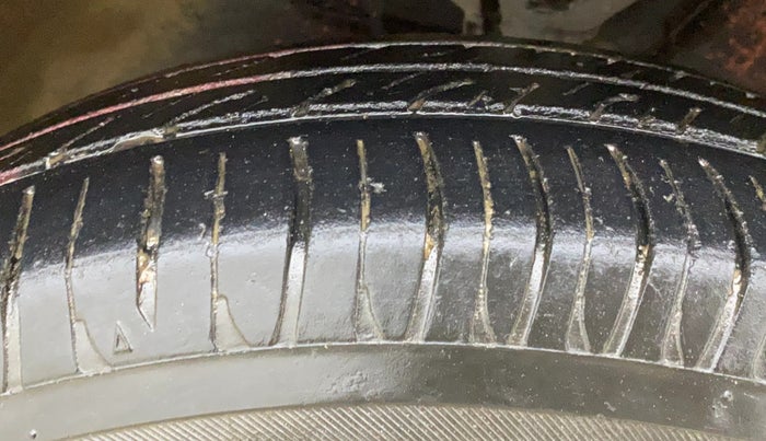 2013 Maruti Wagon R 1.0 VXI, CNG, Manual, 65,863 km, Right Front Tyre Tread