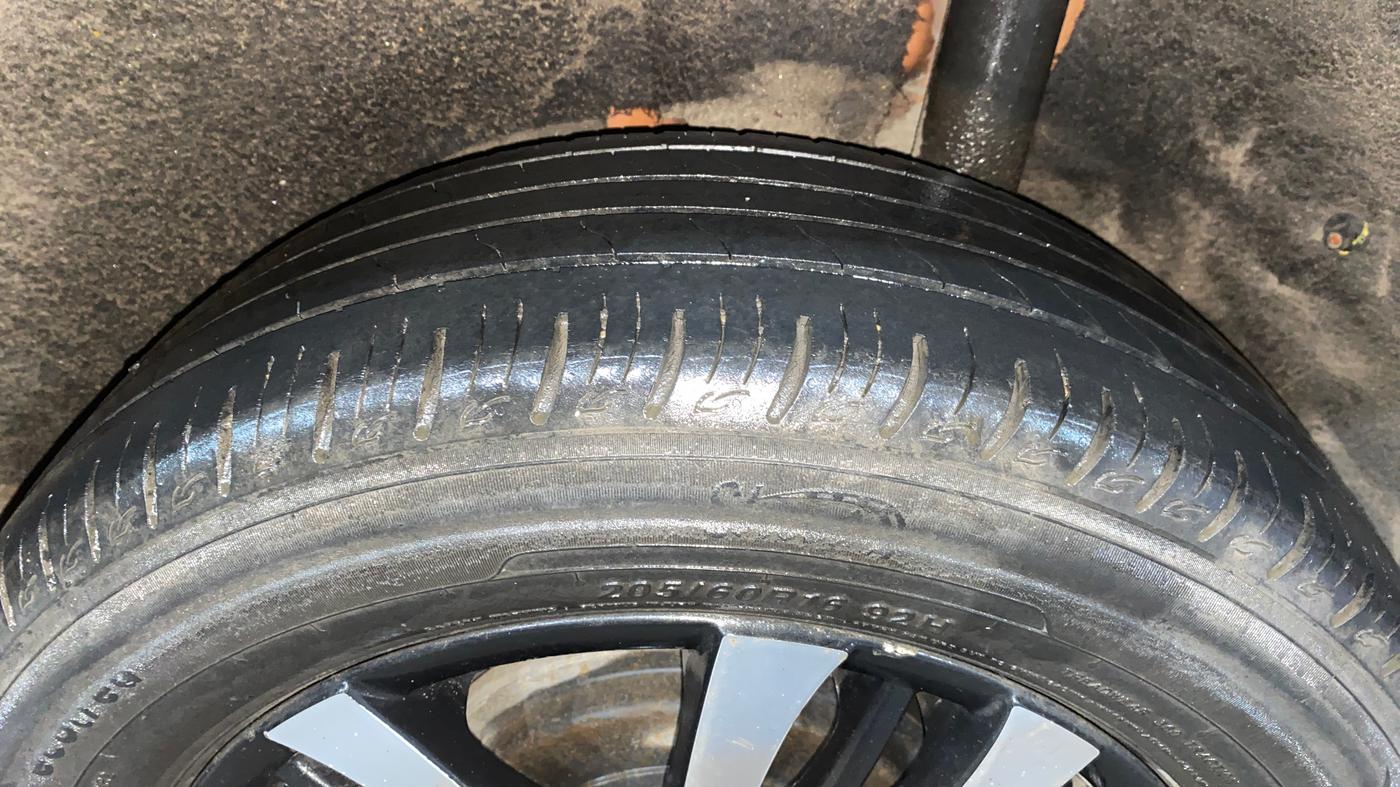 2020 Maruti Vitara Brezza VXI AT SHVS, Petrol, Automatic, 75,835 km, Left Rear Tyre Tread