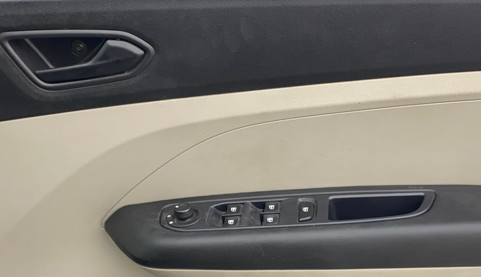 2020 Renault TRIBER RXT AMT, Petrol, Automatic, 34,872 km, Driver Side Door Panels Control