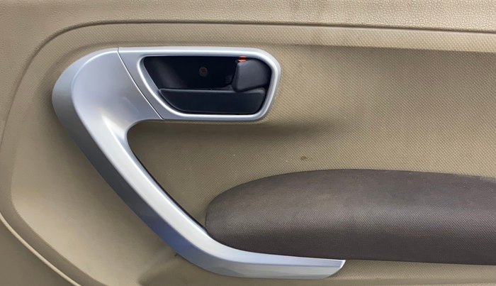 2016 Mahindra TUV300 T8, Diesel, Manual, 89,304 km, Driver Side Door Panels Control