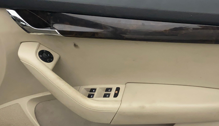 2015 Skoda Octavia ELEGANCE 1.8 TSI AT, Petrol, Automatic, 1,23,599 km, Driver Side Door Panels Control