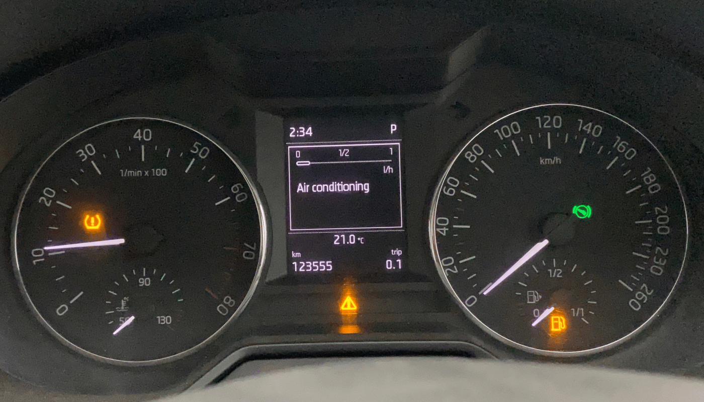 2015 Skoda Octavia ELEGANCE 1.8 TSI AT, Petrol, Automatic, 1,26,617 km, Odometer Image
