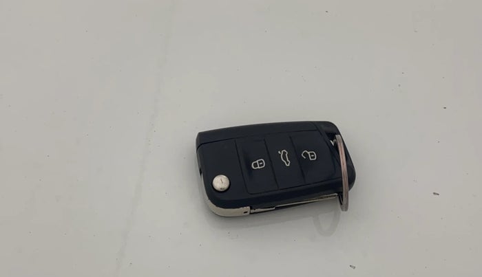 2015 Skoda Octavia ELEGANCE 1.8 TSI AT, Petrol, Automatic, 1,23,599 km, Key Close Up